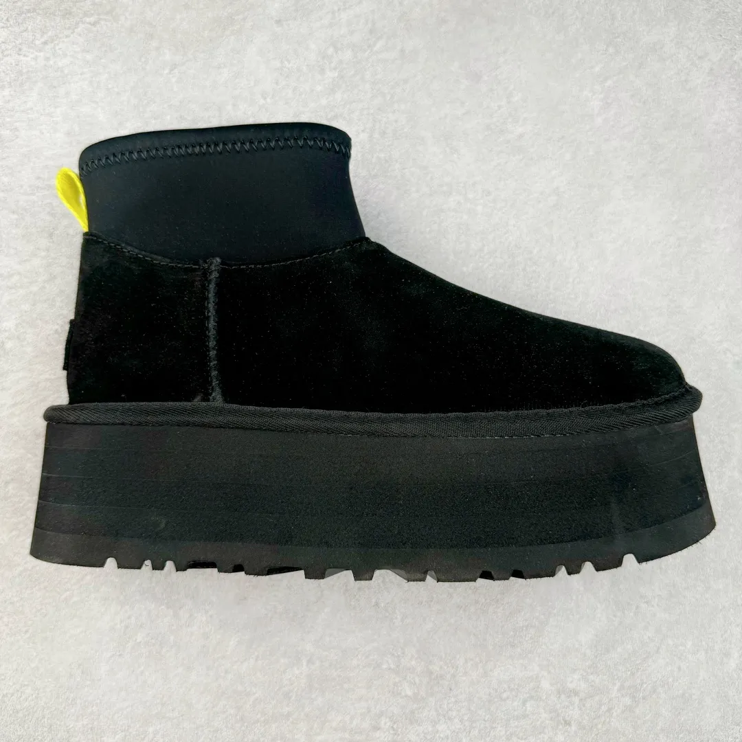 Pick up locally💰520 UGG 8170 classic autumn and winter sheepskin and fur integrated snow boots. Private order price and ingenious positioning. Direct supply from Sangpo eight-year-old factory. Reject high profits. Differentiate pig-killing version. Longfeng A-grade Australian imported sheepskin and fur integrated. Fully follow the ZP process. OEM original pattern maker. Adhere to no original shoes and no development options. Pay attention to every detail. The most authentic version on the market. TREADLITE "light wing" technology outsole. Lightweight/durable/flexible/pile-type suede upper, fine skin-friendly recycled polyester fiber piping, comfortable and easy to care for, good warmth retention, UGG plush™ lining and insole, soft and skin-friendly, comfortable and warm, classic shoe shape with lightweight thick sole, stable and fashionable for autumn and winter street style, Treadlite by UGG light wing outsole, light cushioning, reducing the burden on your feet, comfortable and lightweight, helping you to play easily all day long. Size: 35 36 37 38 39 40 41 Coding: by3936000